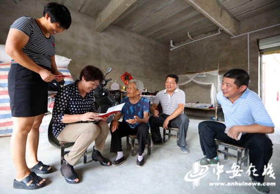 在方傳真老人家里，老人對(duì)扶貧專干的上門走訪很是熟悉，連連感謝。