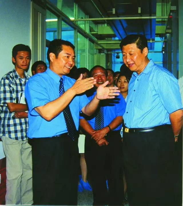 2001年10月，習(xí)近平總書(shū)記（時(shí)任福建省委副書(shū)記、省長(zhǎng)）到中國(guó)電信福建分公司調(diào)研信息化建設(shè)。（資料圖片）