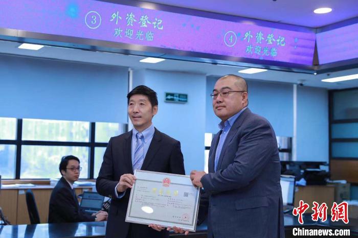上海頒首張中國(guó)自然人出資設(shè)立的外商投資企業(yè)執(zhí)照
